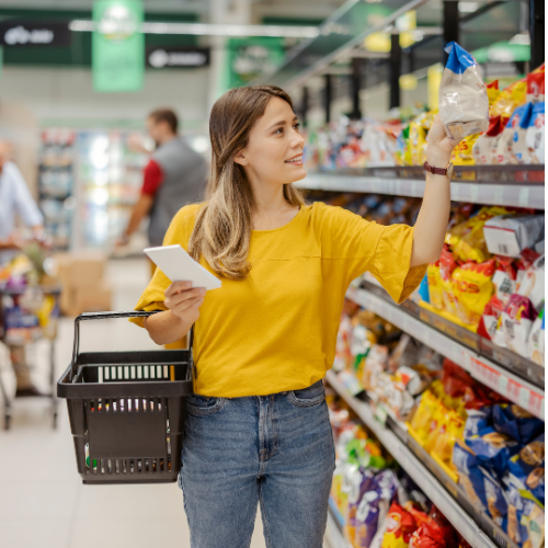 Consumidora escolhendo produtos no supermercado